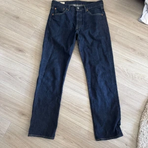 Mörkblå jeans från Levi's 501 - Säljer ett par klassiska mörkblå Levi's 501 jeans i strl W30 L30 i extremt bra skick endast använda 2 gånger 