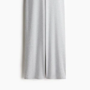 Grå mjukisbyxor - Snygga och bekväma grå mjukisbyxor med en loose passform. Ifrån h&m storlek m skulle säga att dem sitter som en s knappt använd praktiskt nya 