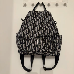 Ryggsäck i mindre storlek - Använd fåtal gånger. Är lite mindre än en ”vanlig” ryggsäck. Toppenskick!