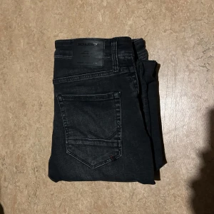 Svarta slim jeans från Jack & Jones - Snygga svarta slim jeans från Jack & Jones. De har en klassisk femficksdesign och en bekväm passform. Perfekta för en stilren look. 