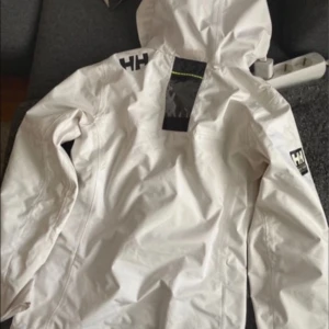 Vit vindjacka från Helly Hansen - Superfin Helly Hansen jacka i strl xs🥰