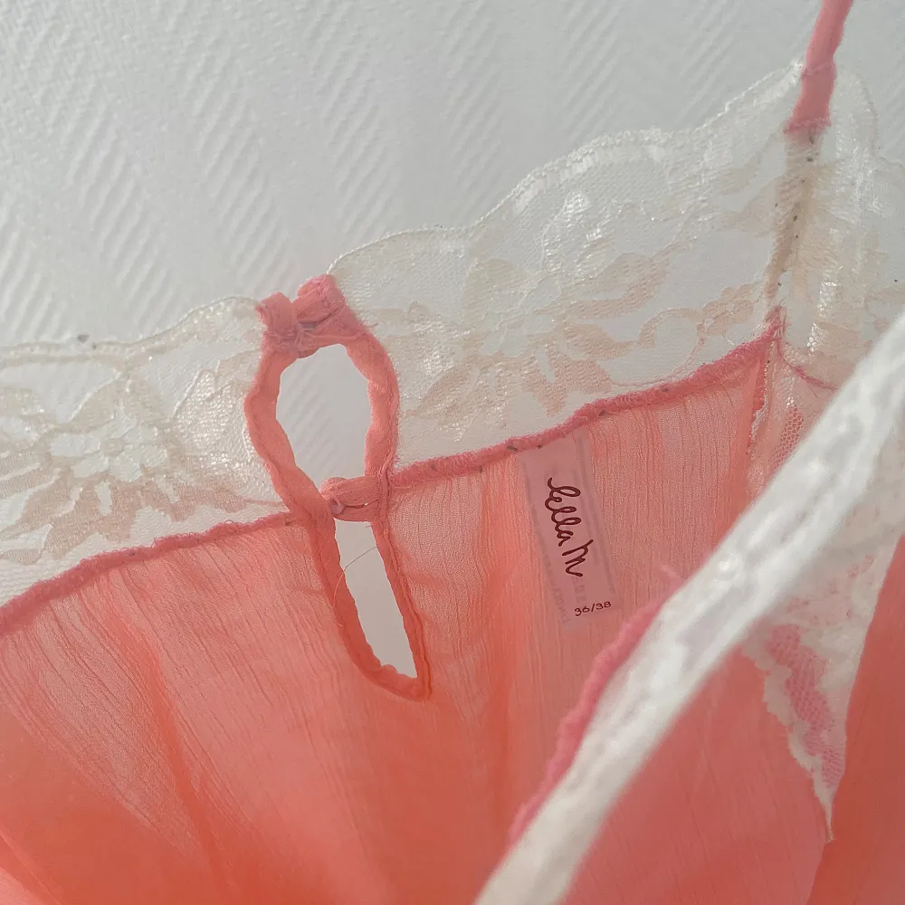 Säljer ett sött rosa nattlinne från Ella M med tunna axelband och vackra spetsdetaljer i vitt. STORLEK 36/38 men passar bäst storlek 38 för en babydoll look.. Mekot.