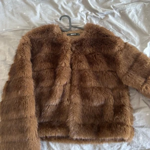 Brun pälsjacka från Gina Tricot - Säljer en snygg brun pälsjacka från Gina Tricot. Använd 2-3 gånger, säljer då jag rensar sånt jag inte använder så mycket.