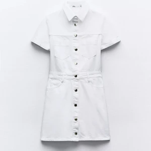 Vit kortärmad klänning med knappar - Snygg jeansklänning från zara💓
