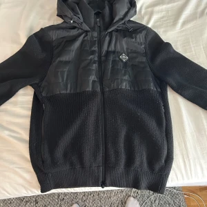 J.Lindeberg Cardigan - Säljer min J.Lindeberg cardigan som jag haft ca 1 år. Inte alls använd mycket, nypris ligger på 3400 kr.