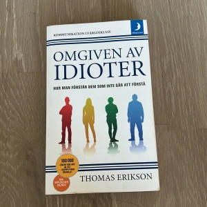 Omgiven av idioter - Boken 'Omgiven av idioter' av Thomas Erikson utforskar hur man kan förstå och kommunicera med olika personlighetstyper. Den använder färgkoder för att beskriva olika beteenden och ger insikter i hur man kan förbättra sina relationer och samarbeten. Perfekt för den som vill utveckla sin sociala kompetens och förståelse för andra.
