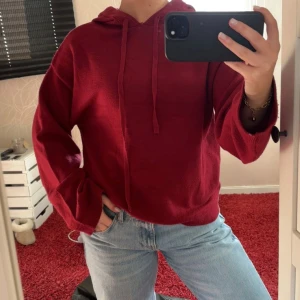 Röd hoodie - Säljer en snygg stickad röd hoodie med luva.
