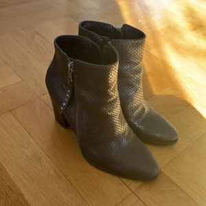 Svarta Ralph Laurent boots - Säljer svarta Ralph Laurent boots i nytt skick. De har vart använda 1 gång och inget slitage. Pris kan diskuteras