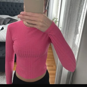 Rosa ribbad tröja från ONLY - Rosa långärmad tröja från Only i strl XS. Använd flertalet gånger men i fint skick fortfarande 