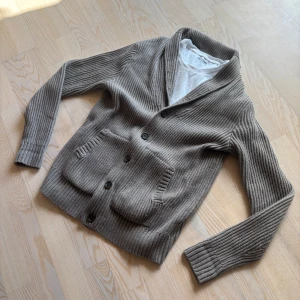 Stickad Cardigan - En sjukt snygg stickad kofta perfekt för våren! Passar true to size! PRISET ÄR EJ HUGGET I STEN. Hör av er om ni har frågor!