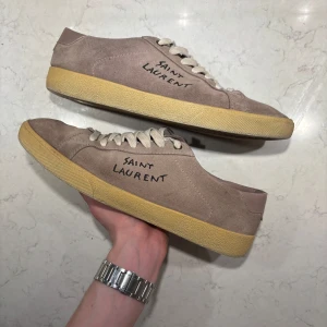 Saint Laurent skor - Säljer dessa otroligt feta skorna från Saint Laurent i en grå/beige färg, de perfekta vår/sommar skorna✨. Självklart äkta, kan lösa äkthetbevis om de skulle behövas! Riktigt fint skick (9/10) Skorna är i storlek 44. Nypris ligger runt 7500kr, säljs för 2999kr. Pris kan diskuteras vid snabb affär. MVH