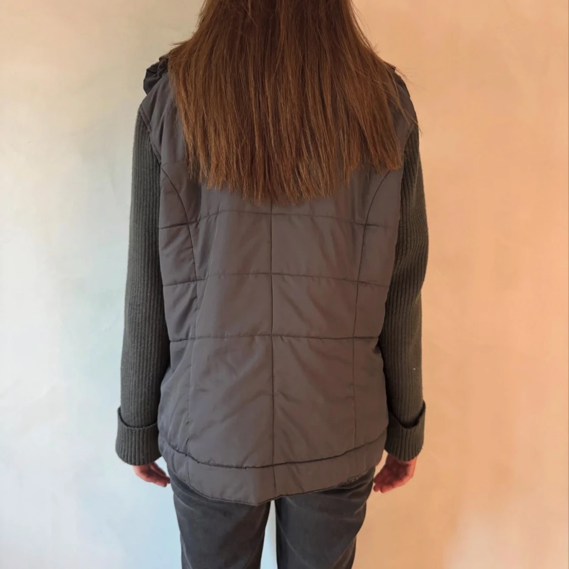 Grå dunväst med stickade ärmar - 2