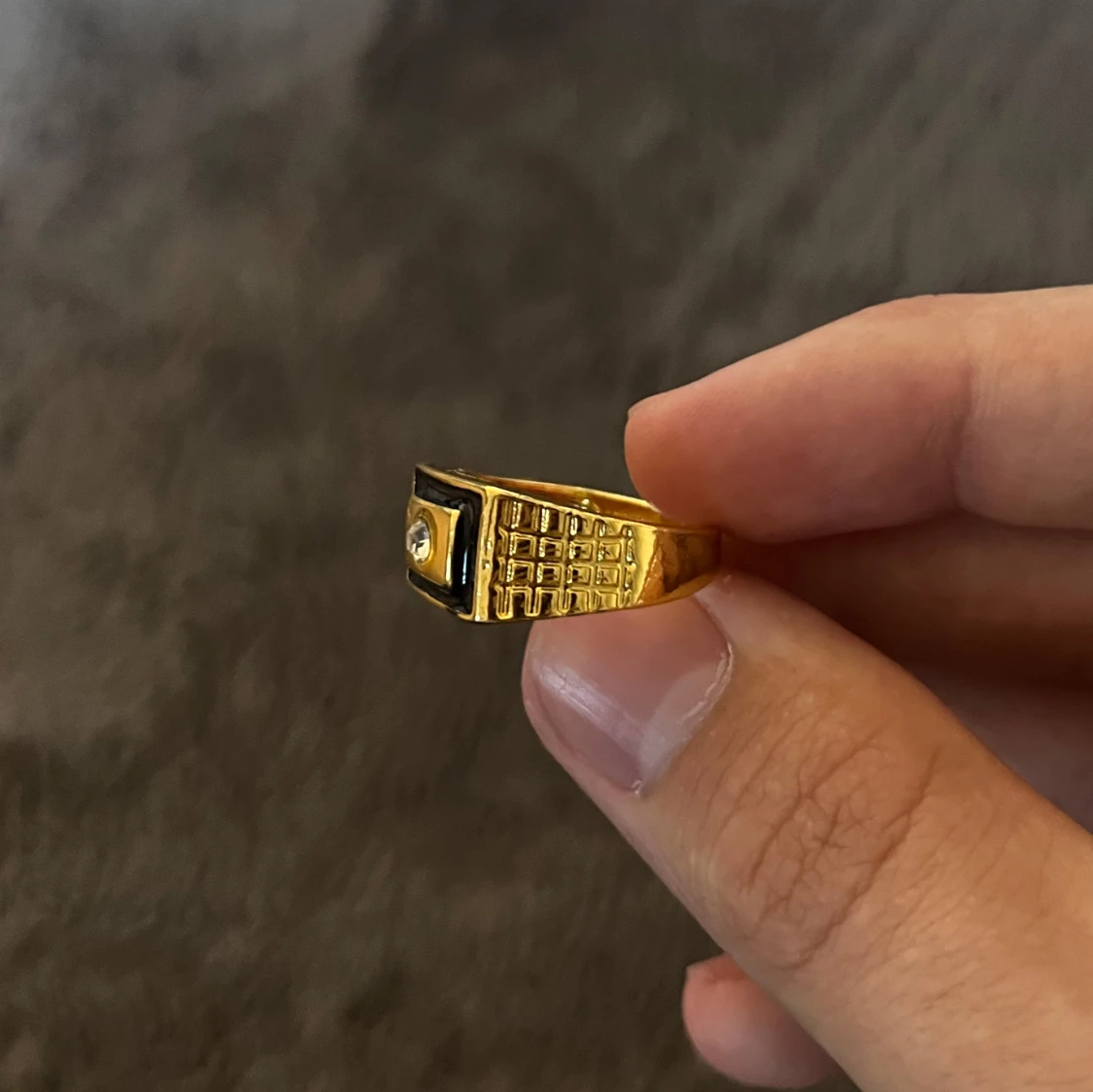 Guldfärgad ring med sten - 1