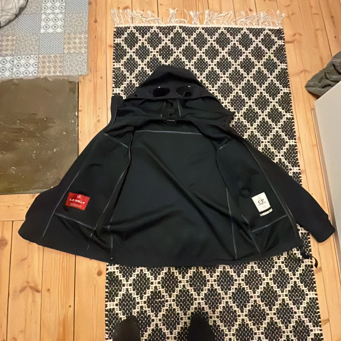 Mörkblå jacka med huva och glasögon från C.P. Company - 1