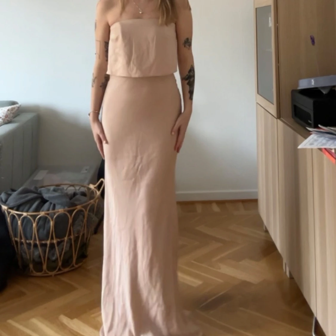 Rosa beige axelbandslös långklänning