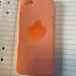 Rosa mobilskal - Säljer ett rosa mobilskal med en enkel och stilren design. Skalet är gjort av ett glansigt material och har en öppning för kameran. Perfekt för att skydda din telefon med stil! 💖