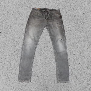 Dondup George | W33 - Gråa Dondup jeans med liten slitning | Toppskick, inga defekter | Om du har några funderingar, tveka då inte på att höra av dig | ⚜️