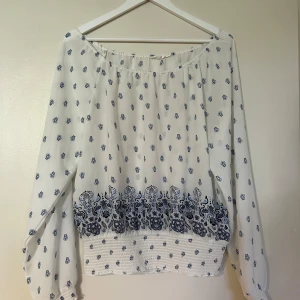 Blus Lindex - Vit och blå blus från Lindex 💙 
