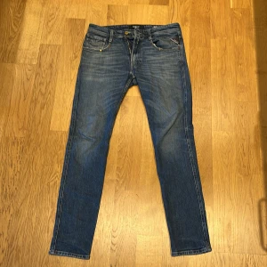 Blå jeans från Replay - Snygga blå jeans från Replay. De har en slim passform. Storlek 31/32