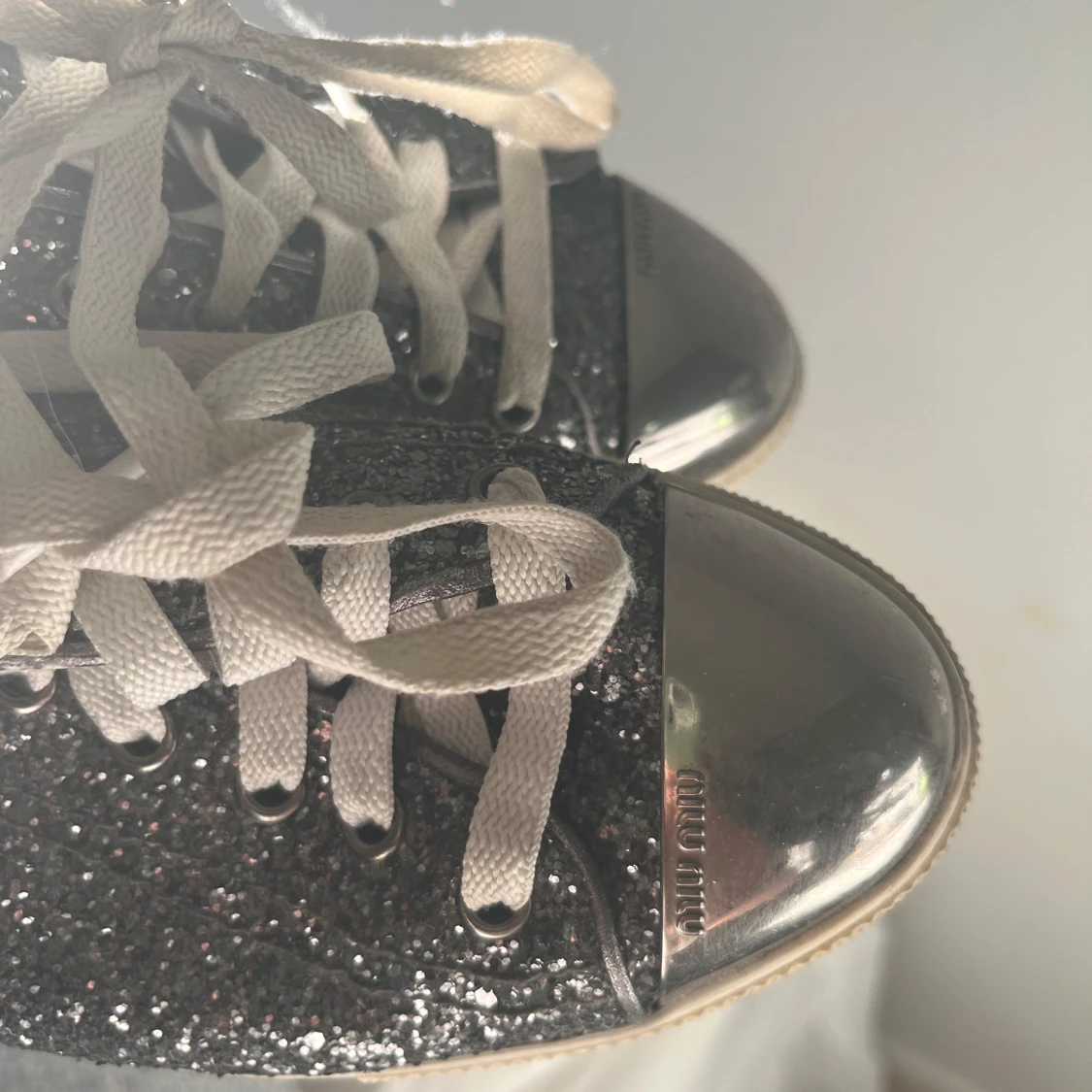 Glittriga sneakers från Miu Miu - 2