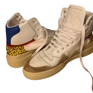 Saint laurent skor - Höga saint laurent skor, ena skon är omsulad. Skriv gärna om du har frågor! De har några fläckar men syns knappt