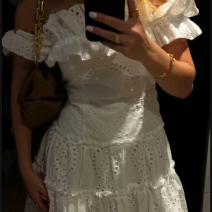  klänningar - har dessa två klänningar som jag aldrig använt ifrån Zara. ( mina bilder fick ej plats så man kunde se hela klänningen därav lånade bilder )den vita är stl S. Den vita klänningen 350kr. Den blå vart såld🥰