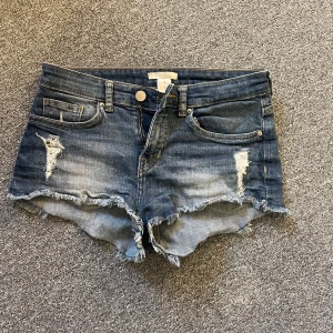 Blå lågmidjade jeansshorts  - Säljer ett par snygga mörkblå jeansshorts med slitningar💞skriv för fler bilder!