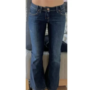 Lågmidjade bootcut jeans - Finns  en annan annons med mått och information. Denna är bara för FRI FRAKT
