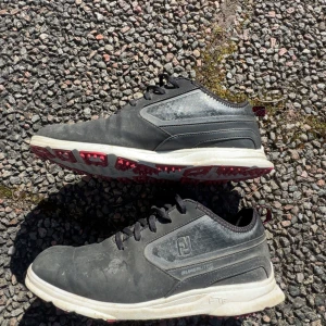 Footjoy superlites Golfskor - Säljer ett par svarta golfskor från footjoy. Använda ca en halv säsong!