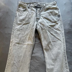 Grå jeans från Hope - Snygga grå jeans från Hope med en klassisk design. De har en rak passform och är tillverkade i slitstarkt denim. Nästan aldrig använda. Storlek 32