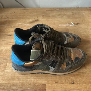 Valentino rockrunners - Rockrunners i väldigt fint skick. En liten skada p en av skona men annars inget mer. Hör av er vid frågor