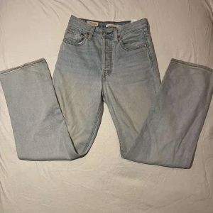 Ljusblå jeans från Levi's - Hej, Säljer ett par klassiska ljusblå jeans från Levi's. De har en rak passform och är i nyskick. Kom gärna med frågor, pris kan diskuteras! Passar i längd till 160/163