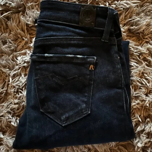 Replay jeans - Snygga jeans från Replay med en tight passform. De har en klassisk femficksdesign och dragkedja. Perfekta för en stilren look.