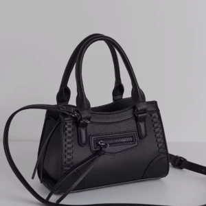 Svart handväska med dragkedja - Snygg svart handväska i skinn med praktisk dragkedja framtill. Väskan har både handtag och en avtagbar axelrem för flexibilitet. Perfekt för att bära dina nödvändigheter med stil. Kom privat för mer bilder🤗