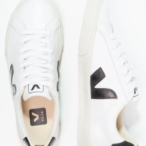 Veja skor - Säljer ett par stilrena vita sneakers från Veja med svarta detaljer. Skitsnygga men inte använt så mycket. Skriv om frågor🩷