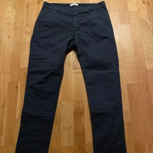 Blå byxor från Dondup - Snygga blå byxor från Dondup, perfekta för en stilren look. De har en klassisk design med knappar och dragkedja. Tillverkade i Italien, vilket garanterar hög kvalitet och stil. 