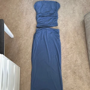 Blå sett - baby blåa topp med matchande kjol, ALDRIG ANVÄND lappen är på. pris kan diskuteras 🌸