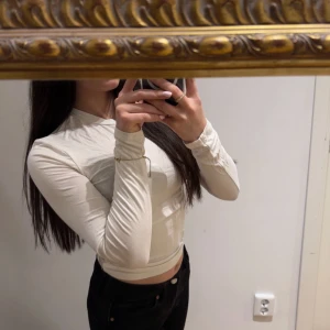 Långärmad topp - Vit långärmad topp med en tight passform, i storlek s. 