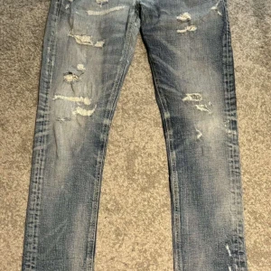 Dondup jeans  - Säljer ett par sköna Dondup jeans i storlek 31 modell George med schyssta slitningar på jeansen skriv för frågor eller funderingar