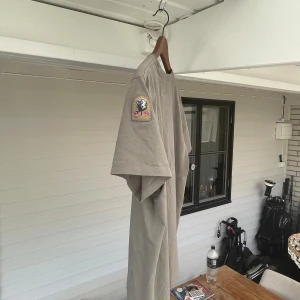 Grå t-shirt från Parajumpers! - Grå parajumper t-shirt i utmärkt skick, använd få gånger! Säljer då jag inte längre har behovet av den, snygg t-shirt perfekt nu till varmare tider!😎