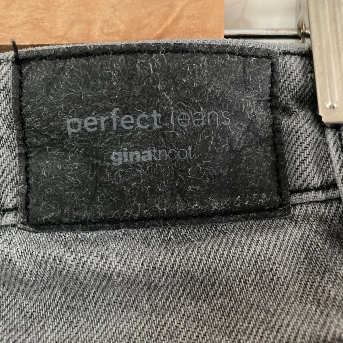 Grå jeans från Gina Tricot  - 4