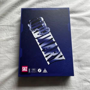 Straykids Oddinary Album - Officiella Straykids Oddinary Album, allt från bild 1-3 ingår i startpriset. Om du vill ha den långa postern som är en Pre Oder Benefit kostar det 80kr då den är limited och 40kr för varje Photocard på bild 5!!