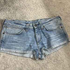 Ljusblå jeansshorts från Wrangler - Säljer ett par ljusblå jeansshorts från Wrangler med snygga fickor. 🥰 skulle säga strolek S-M💕