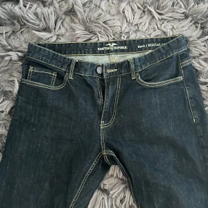 Mörkblå jeans från Hampton Republic - Säljer några feta jeans från Hampton Republic. Som passar bra på kroppen men är inte för lösa. Färgen är marinblå med gul guldig syningar. De är bekväma och snygga. 