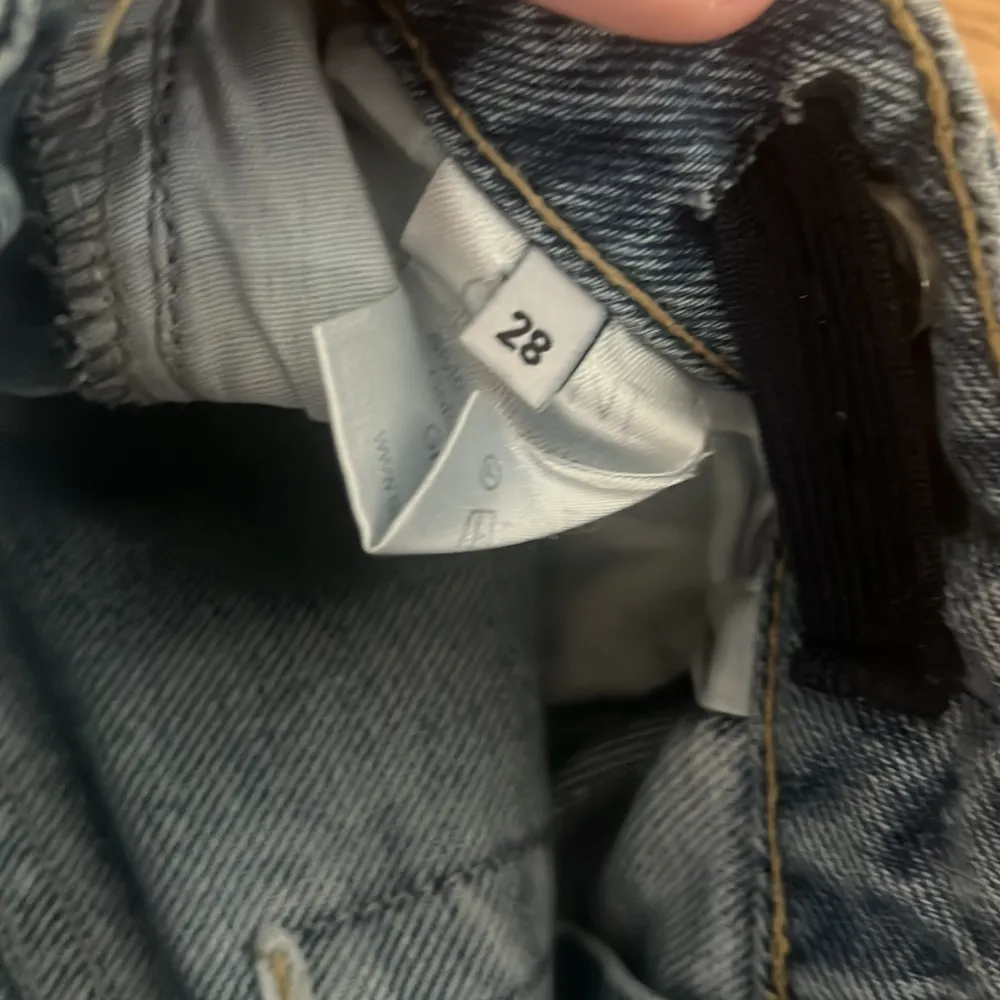 Säljer ett par blå jeans från Grunt i en FET stil. De har en baggy passform och är tillverkade av ekologiskt material. Perfekta för en FET look. Storleken är 28 och rekommenderas för folk med smalare höfter. Dom är lite slitna.. Farkut & Housut.