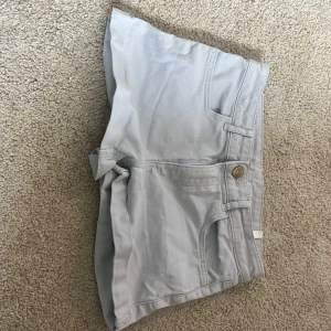 Ljusblå shorts från H&M - Säljer ett par ljusblå shorts från H&M. De har en klassisk design med fickor fram och bak samt en knapp och dragkedja framtill. Perfekta för varma sommardagar! Jag tycker personligen att dessa är superfina. Säljer dessa pga tillväxt och jag kan tyvvär inte andvända dem själv 