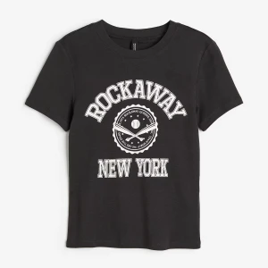 Svart t-shirt från H&M - Säljer en svart cropped T-shirt från h&m. 🥰💕Fler bilder finns att få 🫶🏼Använd men i fint skick!