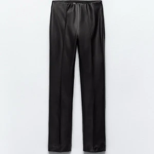 Svarta skinnbyxor från Zara - Snygga svarta skinnbyxor från Zara med en stilren design. Byxorna har en hög midja och en rak passform som ger en modern look. Perfekta för att ge din outfit en edgy touch.