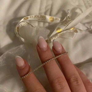 Elegant armband från By Jolima - Snyggt och stilrent armband från By Jolima med diamanter på. Helt nytt!!