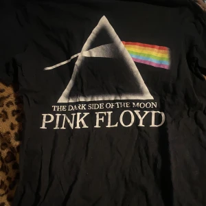 Pink floyd shirt !! - Säljer denna pink floyd tröjan , har knappt använts och lyssnar lowkey inte på dem längre 😅Dm för mer info!!
